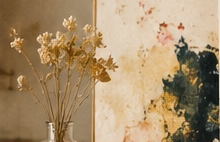 Fleurs séchées et peinture dans un intérieur chaleureux